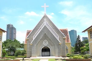 Trao bằng di tích cho nhà thờ, dòng Mến Thánh giá Thủ Thiêm