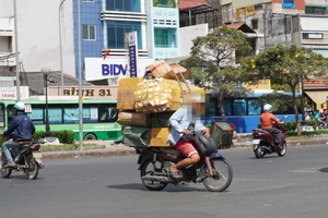 Xe máy 'tã' náo loạn nội ô TP.HCM