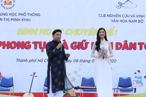 Á hậu Thúy Vân về trường cũ xem diễn Nguyễn Thị Minh Khai 