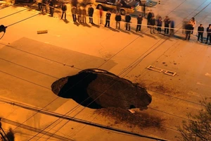 Hố tử thần nuốt chửng xe buýt, vẫn còn 10 người mắc kẹt