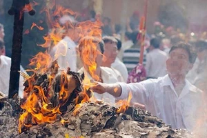 Đốt vàng mã tràn lan, lãng phí và tiềm ẩn nhiều nguy cơ