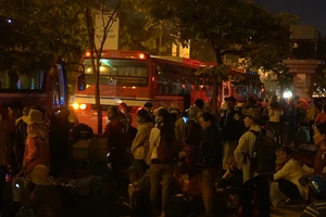 Cán bộ phường chung tay mang tết đến với dân nghèo