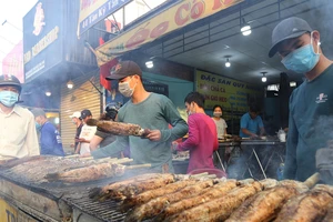 Phố cá lóc nướng Sài Gòn nhộn nhịp ngày vía Thần Tài