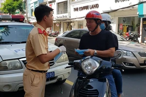 Video: CSGT TP.HCM phát khẩu trang miễn phí cho người dân