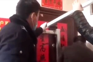 Cả gia đình bị hàng xóm nhốt vì trở về từ Vũ Hán