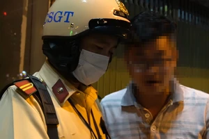 Dịch Corona: CSGT kiểm tra nồng độ cồn ra sao để an toàn?