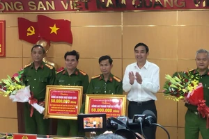 Thưởng nóng cho lực lượng phá vụ xác người trong valy