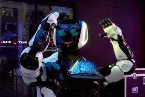 Robot giải đáp về Corona có mặt tại Times Square