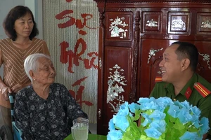 Video: Công an Tân Bình thăm, tặng quà mẹ Việt Nam anh hùng 