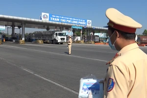 CSGT tuyên truyền luật, phát khẩu trang ở trạm thu phí cao tốc