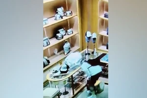 Du khách Mỹ bị bắt vì trộm ví Gucci 31 triệu