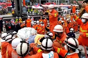 Sống sót sau 69 giờ bị vùi dưới khách sạn cách ly COVID-19