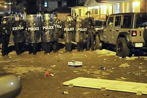 COVID-19: Cảnh sát dẹp loạn nhóm SV ăn mừng vì được nghỉ học