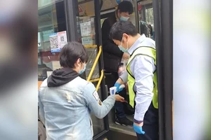 Người dân Vũ Hán đi xe buýt trở lại sau nhiều tháng bị cấm