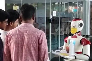 Sợ COVID-19, robot cũng phải mang khẩu trang