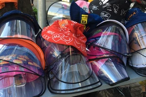Người dân TP.HCM đổ xô tìm mua ‘mũ chống dịch COVID-19'.