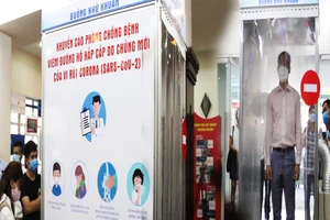 COVID-19: Buồng khử khuẩn toàn thân di động tại TP.HCM