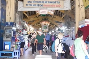 Video: Khách Tây đã chịu đeo khẩu trang chống dịch COVID-19