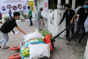 Người Sài Gòn rủ nhau góp gạo cho máy phát gạo tự động