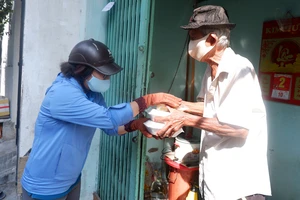 'Yên tâm ở nhà chống dịch, mai cô ăn gì con mua'