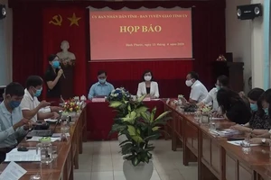 Họp báo vụ lãnh đạo HĐND huyện chống đối tổ kiểm dịch