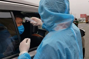 Buộc ô tô chạy hợp đồng quay đầu tại chốt kiểm dịch COVID-19