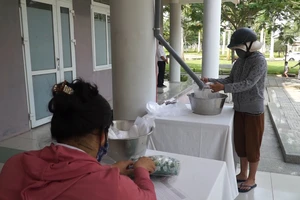 Đà Nẵng: Dân phấn khởi vì mở ATM gạo giúp người nghèo