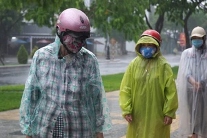 Đà Nẵng: Nỗ lực phát gạo cho người nghèo trong mưa