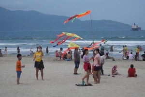 Đà Nẵng: Người dân tấp nập ra biển trong dịp nghỉ lễ