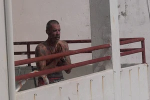 Ném vợ ra khỏi ban công vì bị bắt ở nhà tránh dịch quá lâu