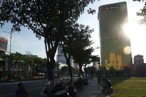 Đà Nẵng: Người dân ‘đau mắt’ với 2 cao ốc phản quang