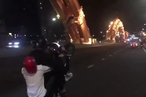 Đà Nẵng: 2 thanh niên ngang nhiên bốc đầu xe trên Cầu Rồng