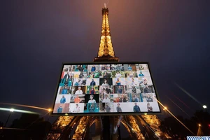 Tháp Eiffel vinh danh bác sĩ tuyến đầu chống COVID-19