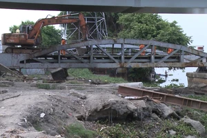 Tháo dỡ cây cầu sắt Bình Lợi 118 năm tuổi tại TP.HCM