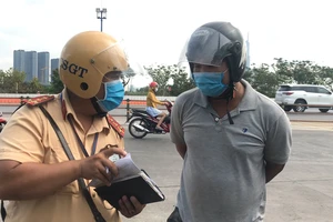 Người vi phạm nói gì khi bị lực lượng CSGT TP.HCM kiểm tra