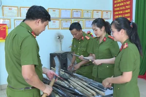Người dân giao nộp hơn 100 loại vũ khí, vật liệu nổ 