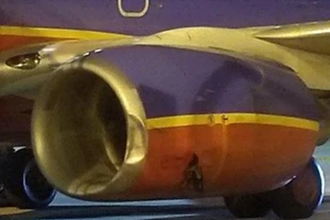 Động cơ máy bay bị biến dạng sau vụ việc. Ảnh: CBS