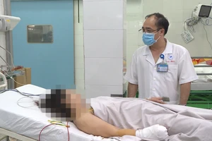 Đứt gần hết bàn tay vì bị cuốn vào máy xay thịt