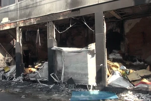 Cứu 7 người mắc kẹt trong vụ cháy nhà ở Bình Tân