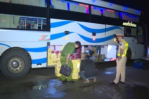 Bắt xe chở gần 1000 chai rượu ngoại không rõ nguồn gốc