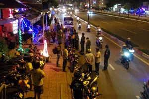 Phạt hàng loạt quán nhậu xuyên đêm trên đường Phạm Văn Đồng