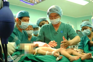 Sinh hiệu 2 bé song sinh trong ca mổ tách hoàn toàn ổn định 