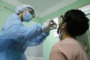 TP.HCM: Quy trình xét nghiệm COVID-19 cho người về từ Đà Nẵng
