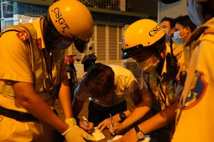 Bị xử phạt vì vi phạm nồng độ cồn, tài xế có ý định bỏ xe