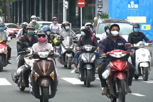 TP.HCM ngày đầu bắt buộc đeo khẩu trang nơi công cộng