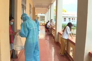 Công an Đắk Lắk nấu cơm phục vụ cho người cách ly COVID-19