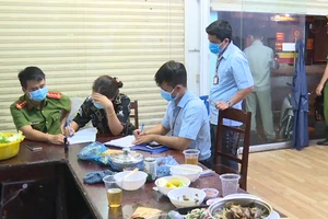 Phạt 35 triệu đồng vì tụ tập ăn nhậu khi cách ly xã hội