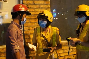 Nữ CSGT đối mặt dân nhậu cù nhây