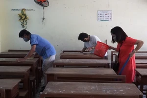 Đà Nẵng: Thầy cô dọn dẹp trường học đón học sinh trở lại lớp 