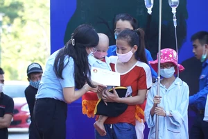 Đà Nẵng: Chăm lo trung thu cho các bệnh nhi ung thư
